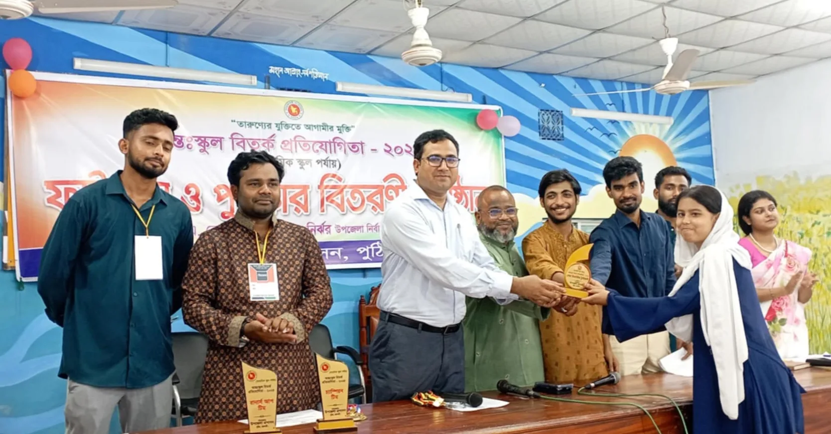 পুঠিয়ায় ইউএনও’র উদ্যোগে বিতর্ক প্রতিযোগিতা ও পুরস্কার বিতারণী