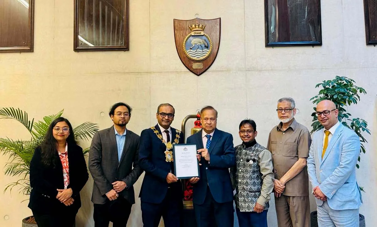 লন্ডনে আইনজীবী ব‍্যারিস্টার মনোয়ার হোসেন বিশেষ সম্মাননা স্বীকৃতিপত্র পেলেন