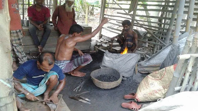 ঈদ-উল-আযহাকে ঘিরে লোহাগাড়ায় বেড়েছে কামারদের ব্যস্ততা