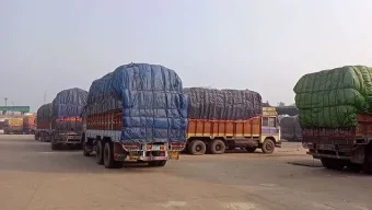 ভারতের নিষেধাজ্ঞায় বেনাপোল বন্দরে আটকা পণ্যবাহী শতাধিক ট্রাক