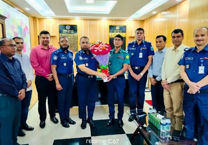 অতিরিক্ত আইজিপি হিসেবে পদোন্নতি লাভ করায় ফুলেল শুভেচ্ছায় সিক্ত হলেন এসএমপি পুলিশ কমিশনার