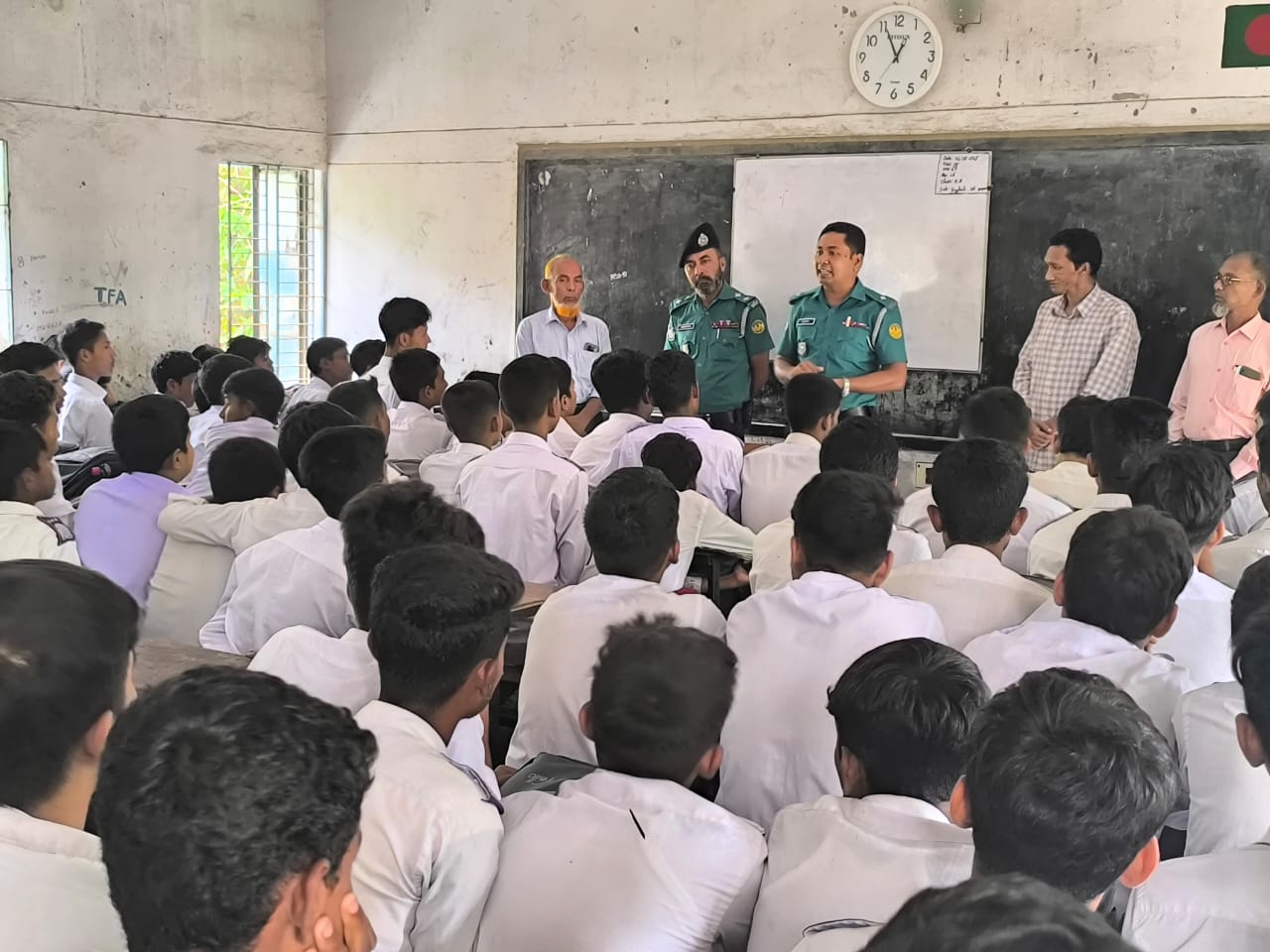 ছাত্র ছাত্রীদের সমসাময়িক বিষয় নিয়ে সচেতনতা মূলক আলোচনায় ওসি আবুল কালাম আজাদ 