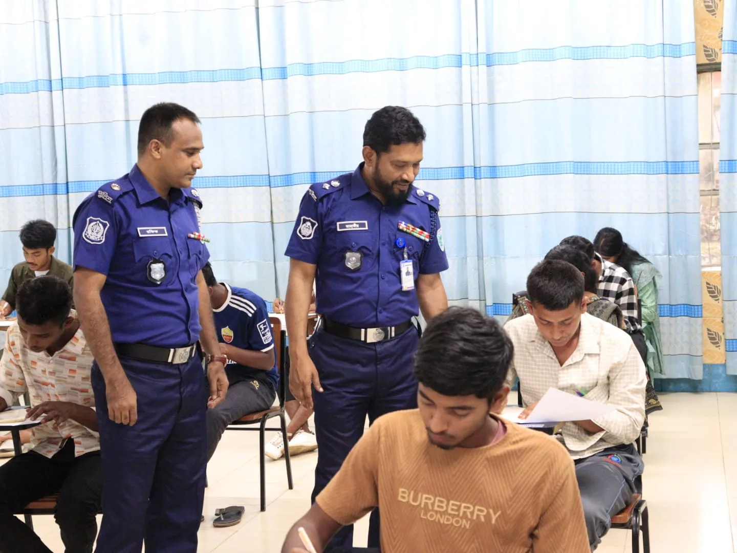 মৌলভীবাজারে পুলিশের কনস্টেবল পদে নিয়োগে লিখিত পরীক্ষা অনুষ্ঠিত 