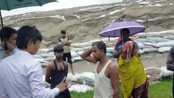 জাফলংয়ে অবৈধ বালু উত্তোলন: পরিবেশ ধ্বংসের অভিযোগ