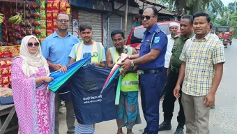 কালীগঞ্জে কমিউনিটি ট্রাফিক সদস্যদের মাঝে ছাতা ও রেইনকোট বিতরণ
