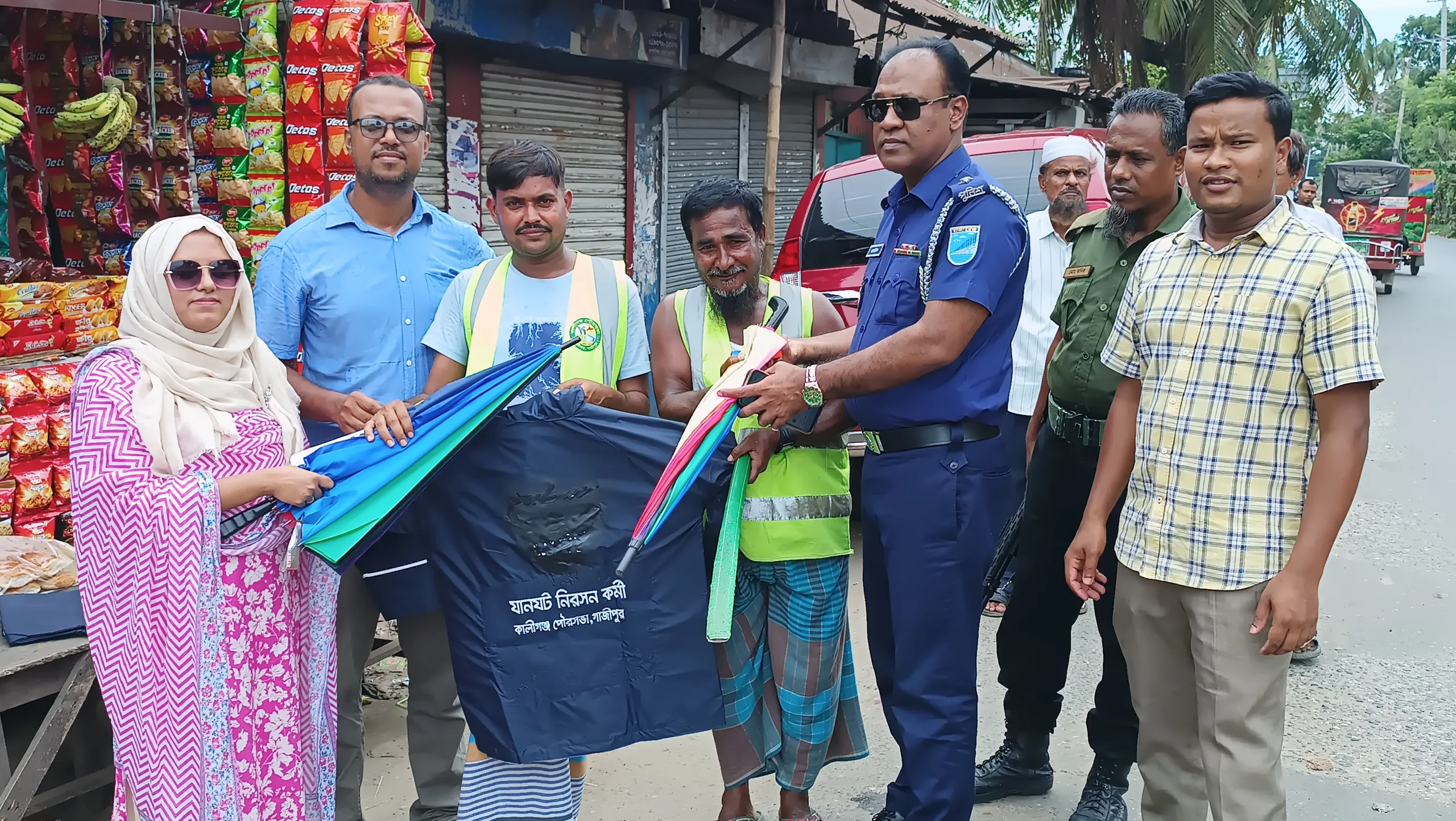 কালীগঞ্জে কমিউনিটি ট্রাফিক সদস্যদের মাঝে ছাতা ও রেইনকোট বিতরণ