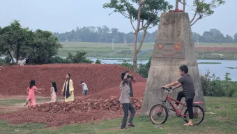 সংকুচিত হচ্ছে গরুর হাট ও শিশুদের মাঠ; কালীগঞ্জে শীতলক্ষা তীরে বেআইনি ইট-বালু ব্যবসার দৌরাত্ম্য!