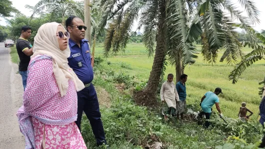 ঝোপঝাড় সাফে ফিরছে জননিরাপত্তা; সড়কে ছিনতাই-ডাকাতি রোধে পৌর প্রশাসক-ওসির উদ্যোগ