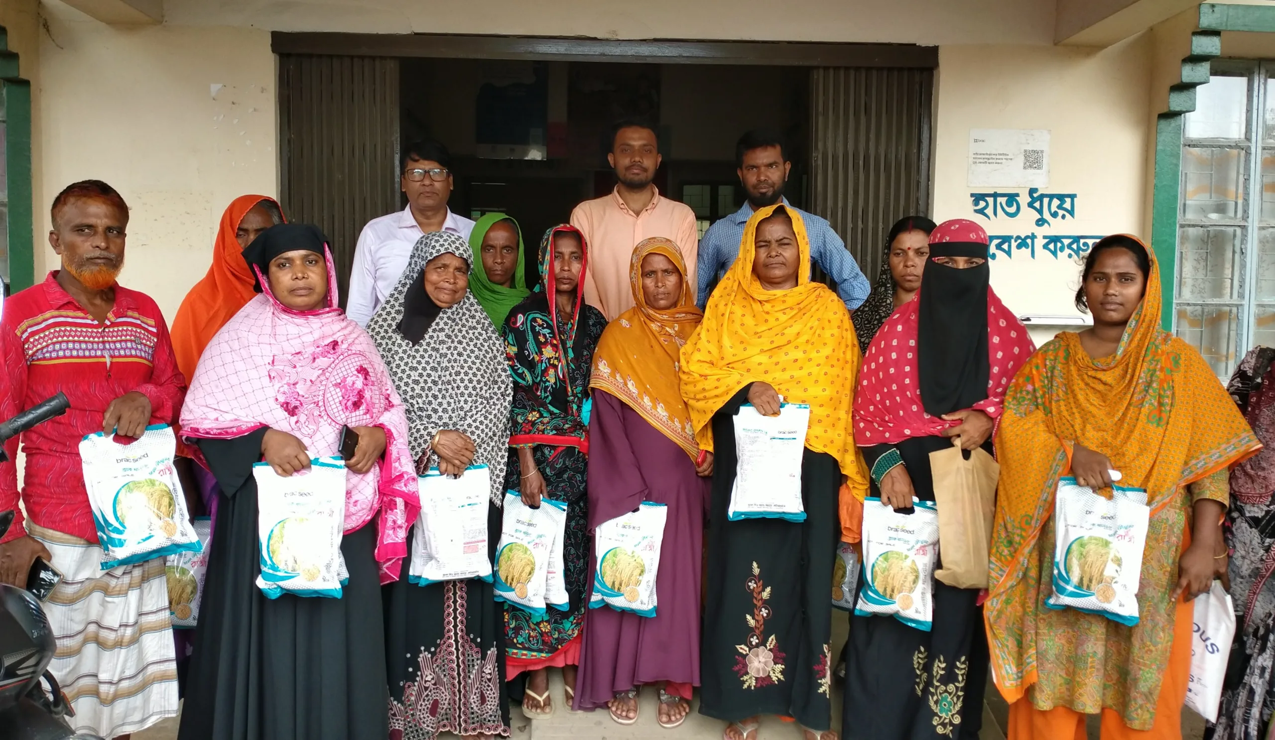 নাগরপুরে প্রান্তিক কৃষকের বিনামূল্যে আমন ধানের বীজ বিতরণ