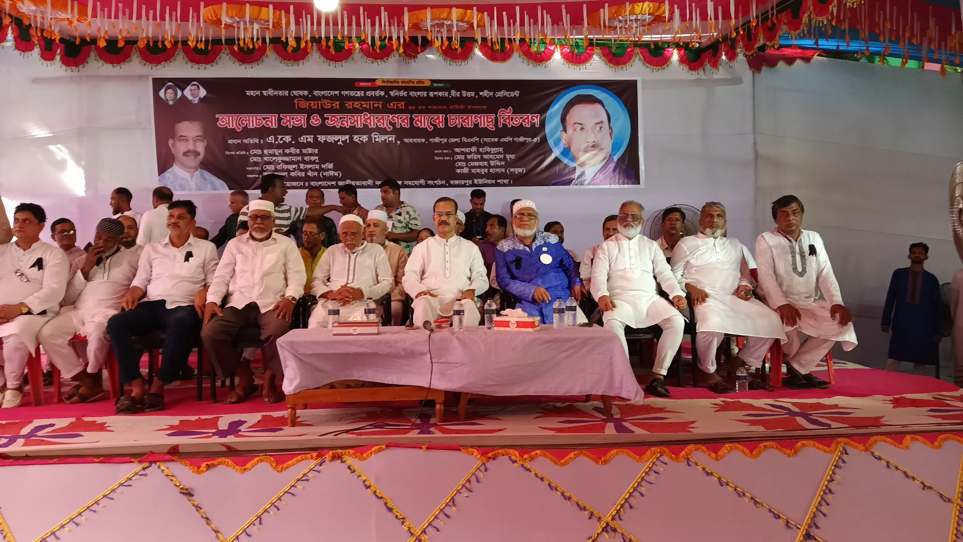 কালীগঞ্জে শহীদ জিয়াউর রহমানের মৃত্যু বার্ষিকী উপলক্ষ্যে চারা গাছ বিতরণ