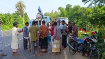 দিনাজপুরে দাঁড়িয়ে থাকা ট্রাকে বাসের ধাক্কায় নিহত ৫