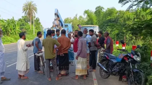 দিনাজপুরে দাঁড়িয়ে থাকা ট্রাকে বাসের ধাক্কায় নিহত ৫