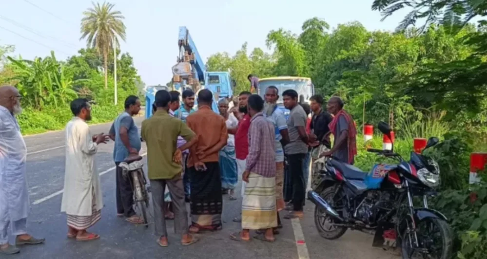 দিনাজপুরে দাঁড়িয়ে থাকা ট্রাকে বাসের ধাক্কায় নিহত ৫