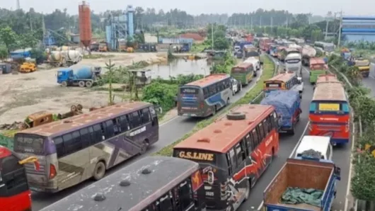 যমুনা সেতুতে দুর্ঘটনা, ২০ কিলোমিটার যানজট