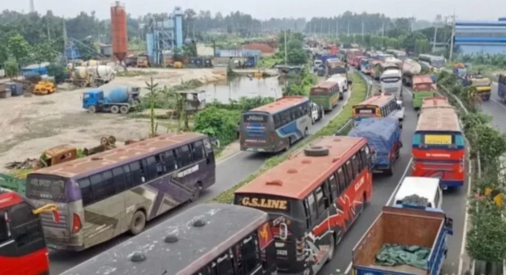 যমুনা সেতুতে দুর্ঘটনা, ২০ কিলোমিটার যানজট