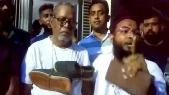 সাবেক সিইসি নুরুল হুদাকে ‘জুতার মালা’ পরিয়ে পুলিশে সোপর্দ
