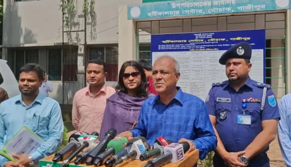 সাবেক প্রধান নির্বাচন কমিশনার এ কে এম নূরুল হুদার ওপর যা ঘটেছে, তা কোনোভাবেই মেনে নেওয়া যায় না : স্বরাষ্ট্র উপদেষ্টা