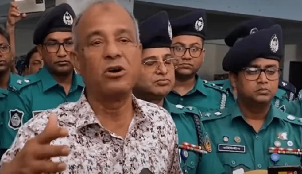 বাংলাদেশে পাচারের জন্যই ফেনসিডিল তৈরি করে ভারত: স্বরাষ্ট্র উপদেষ্টা