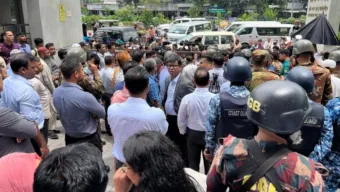 এনবিআরের গেট বন্ধ করে রাখায় ভিতরে ঢুকতে পারেননি ঐক্য পরিষদের নেতারা