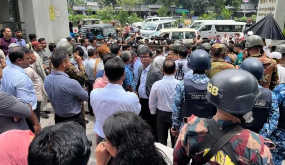 এনবিআরের গেট বন্ধ করে রাখায় ভিতরে ঢুকতে পারেননি ঐক্য পরিষদের নেতারা