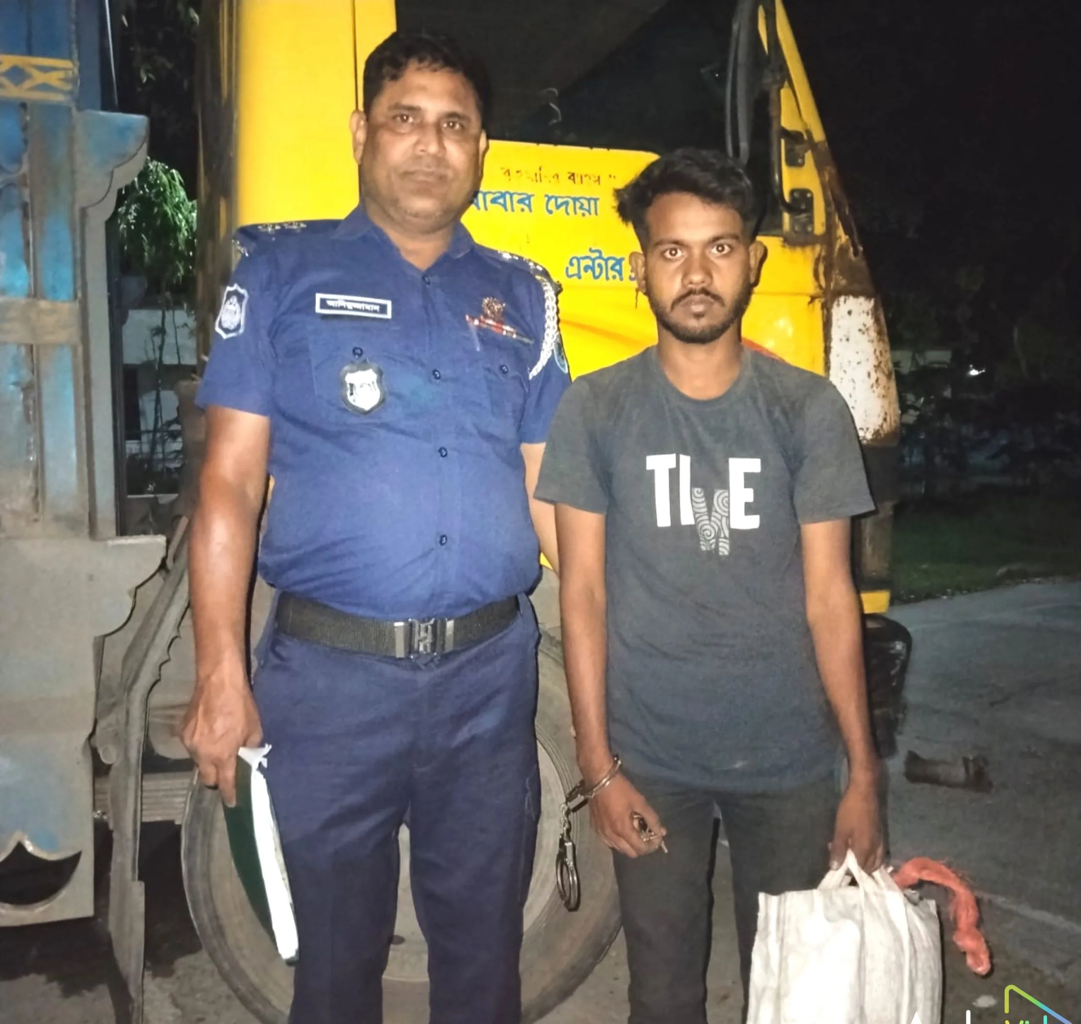 জলঢাকায় পাথর বোঝাই ট্রাকে গাঁজা; চালক আটক 