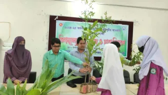 জলঢাকায় শিক্ষার্থীদের মাঝে গাছের চারা বিতরণ 