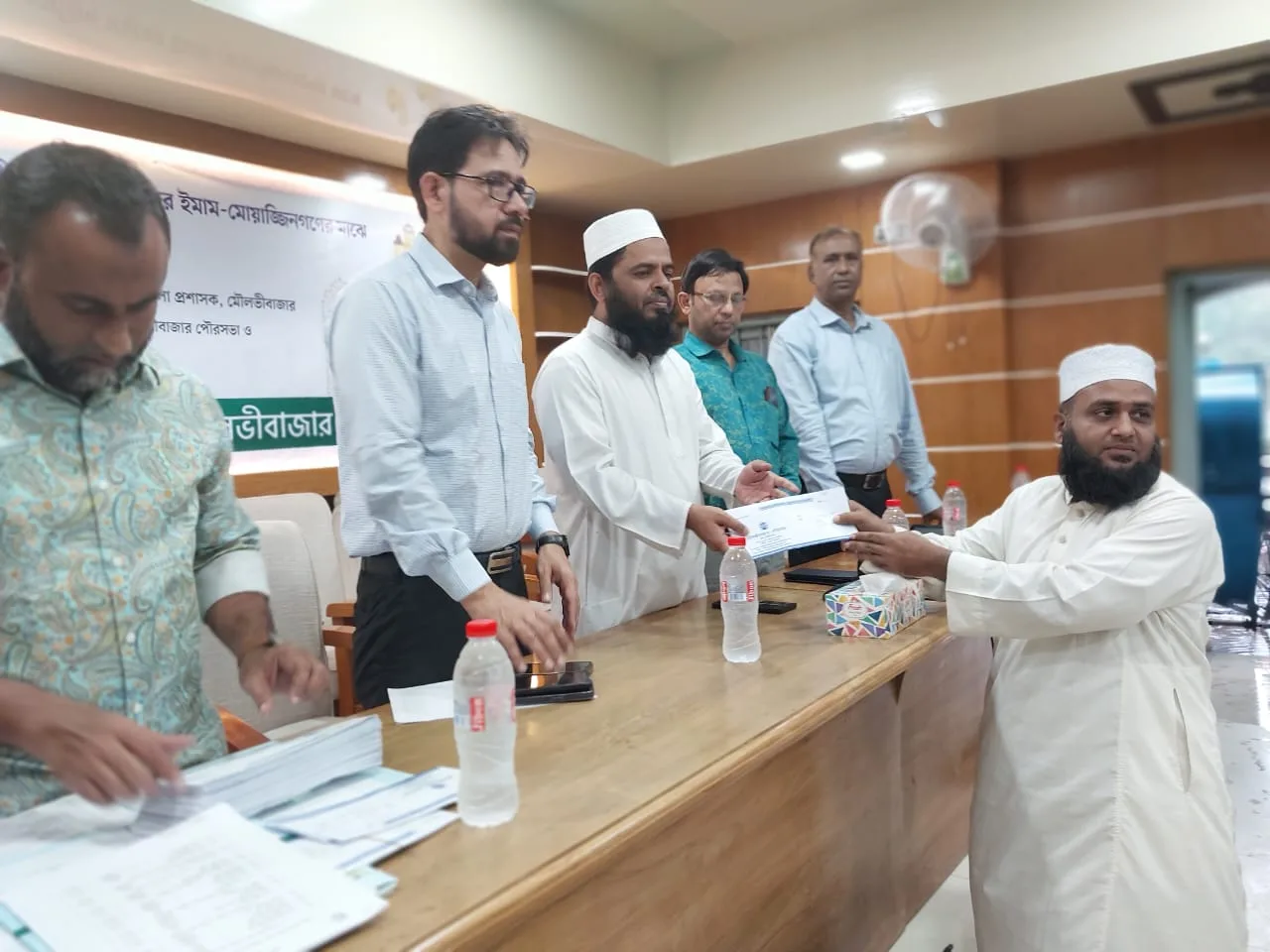 মৌলভীবাজার পৌরসভাধীন মসজিদ সমুহের ইমাম-মোয়াজ্জিনগণের মাঝে ঈদ উপহার প্রদান