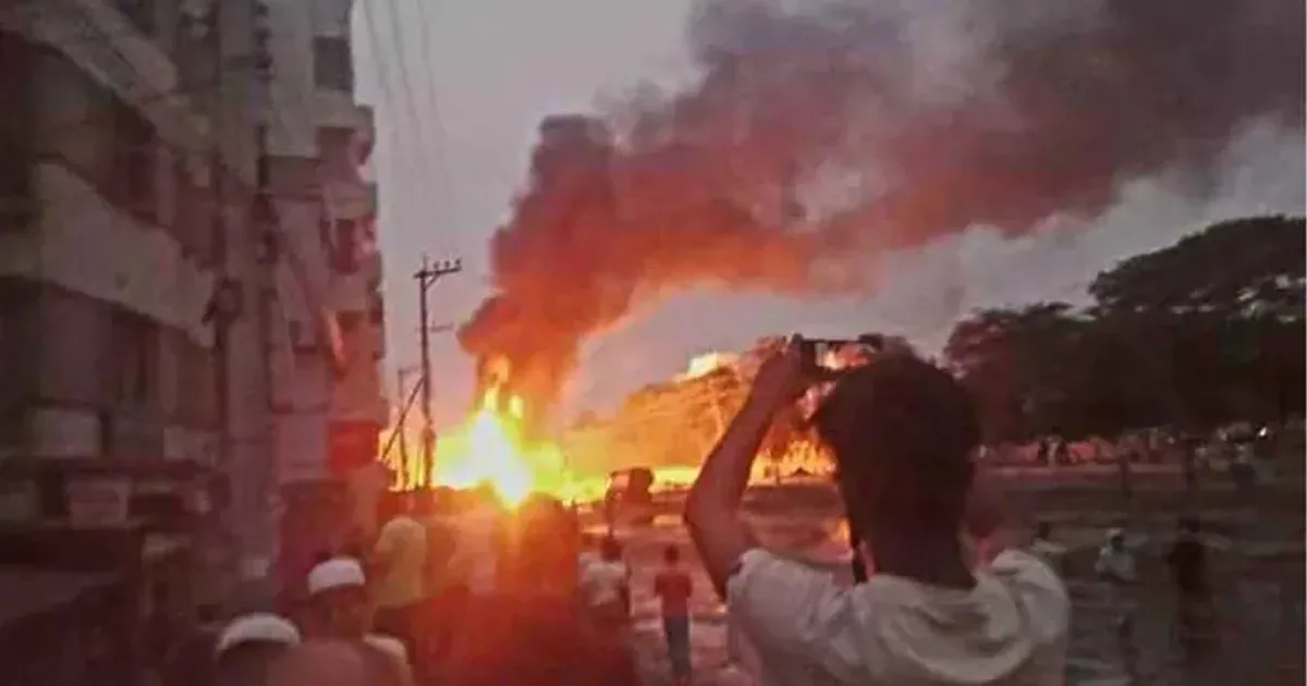 ব্রাহ্মণবাড়িয়া শহর বাইপাসের বিরাসারে গ্যাস সিলিন্ডার বহনকারী ট্রাক উল্টে ভয়াবহ অগ্নিকাণ্ড
