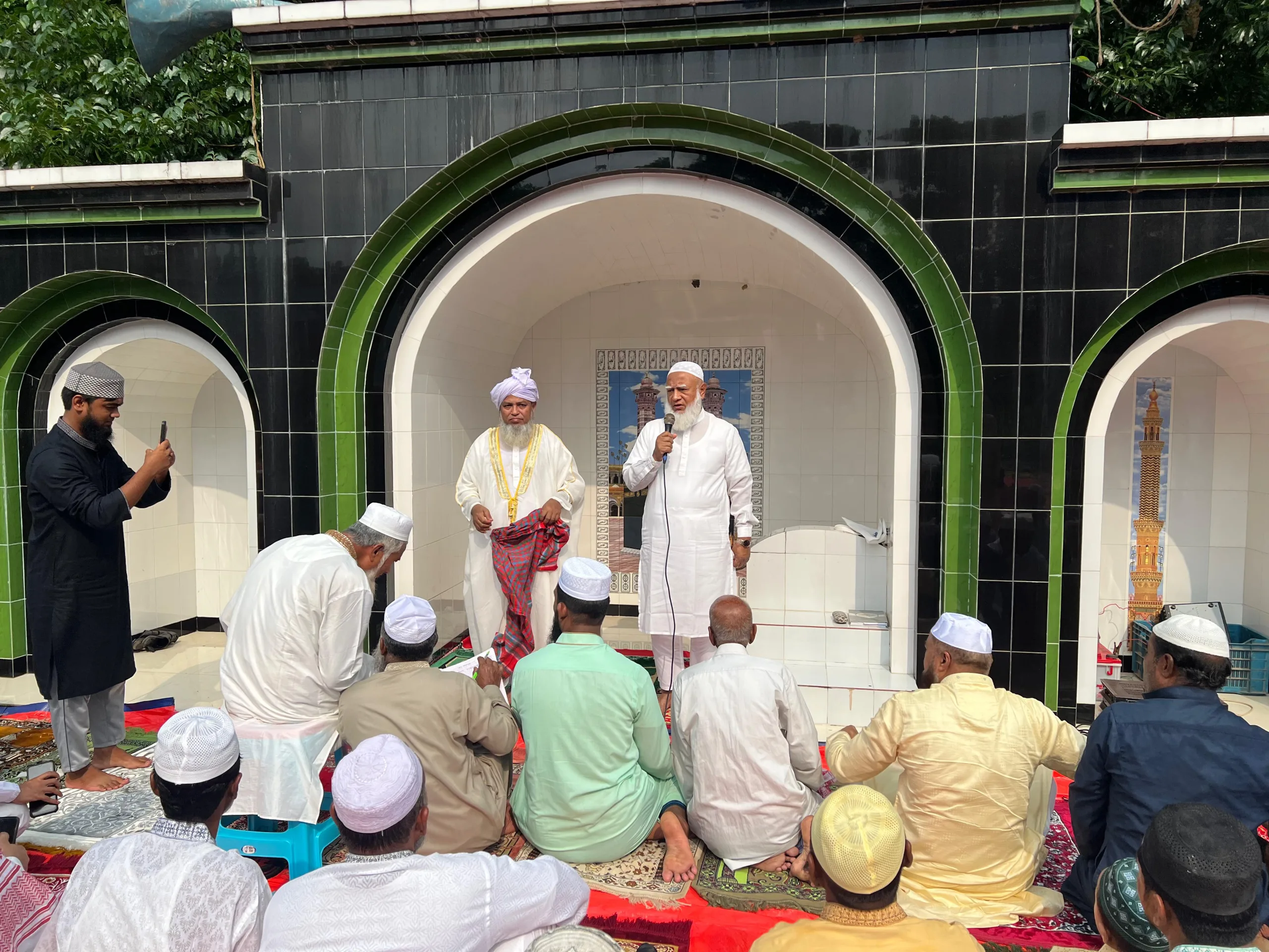আত্মীয়-স্বজনের সাথে কুলাউড়ার নিজ গ্ৰামে ঈদুল আদ্বহা উদযাপন করলেন আমীরে জামায়াত