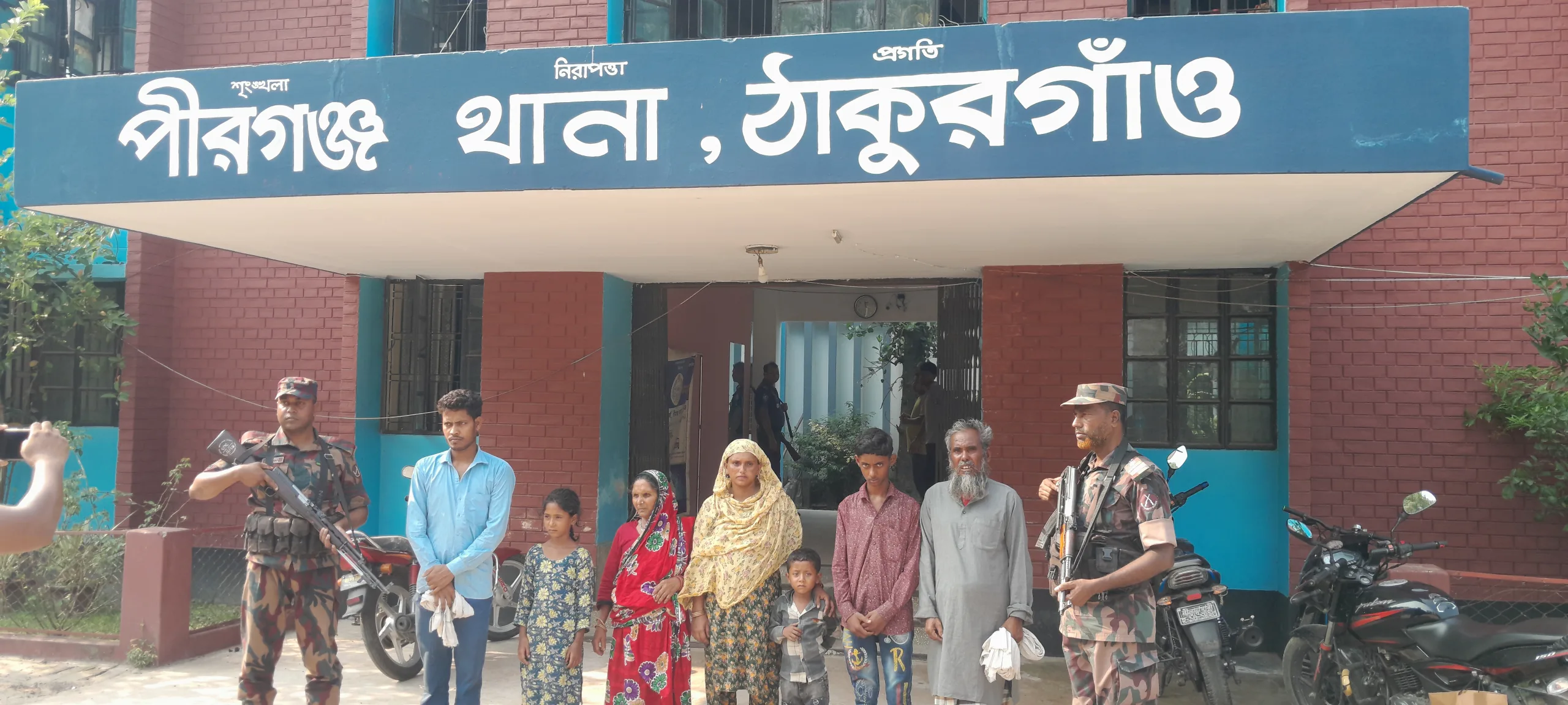 পীরগঞ্জে নারী, শিশু সহ ৭ জনকে পুশ ইন;পরিবারের কাছে হস্তান্তর