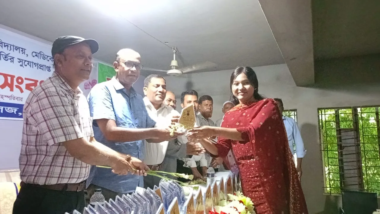 বিভিন্ন মেডিকেল কলেজ ও পাবলিক বিশ^বিদ্যালয়ে ভর্তির সুযোগ পাওয়া ১০০ শিক্ষার্থীকে সংবর্ধনা