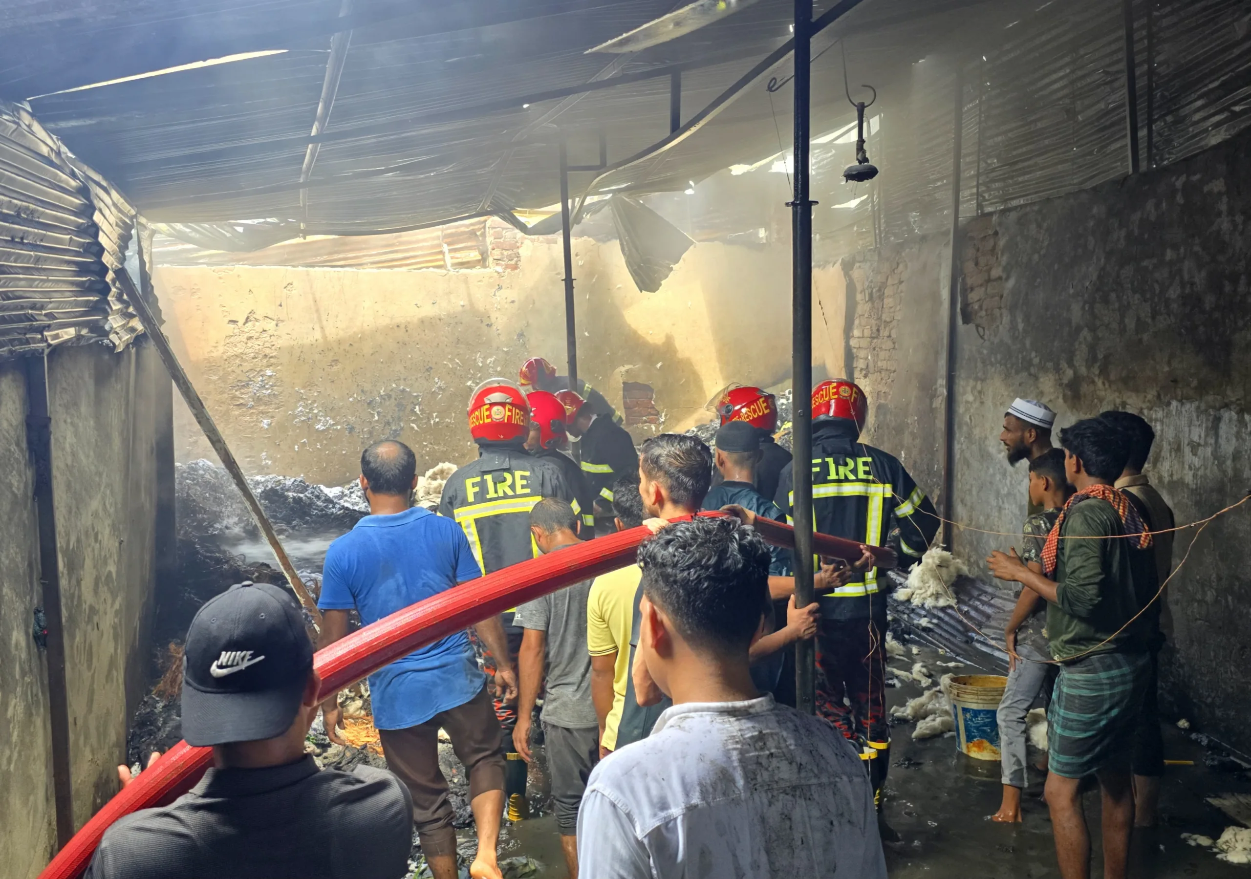 লোহাগাড়ায় ভয়াবহ আগুনে পুড়েছে লেপ তোশকের গুদাম, ৬ লক্ষ টাকার ক্ষতি