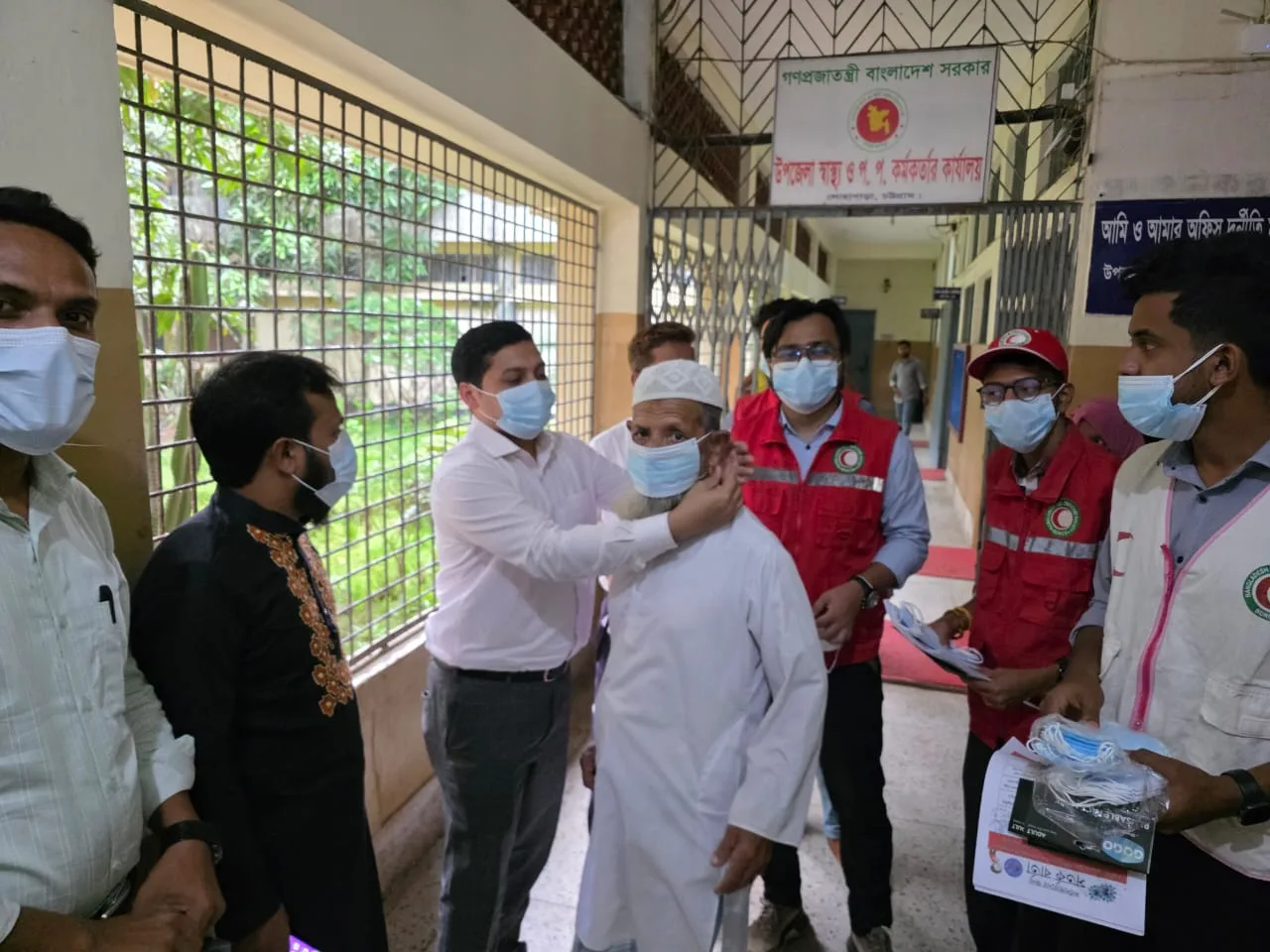 বাংলাদেশ রেড ক্রিসেন্ট সোসাইটি লোহাগাড়া টিমের উদ্যোগে কোভিড ওমিক্রন সচেতনতা ক্যাম্পেইন সম্পন্ন