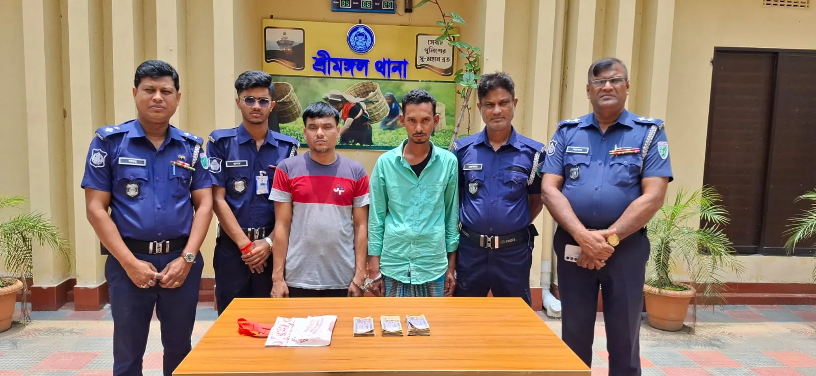 টাকা আত্মসাতে ছিনতাইয়ের নাটক, ছিনতাইকৃত টাকাসহ গ্রেফতার -২