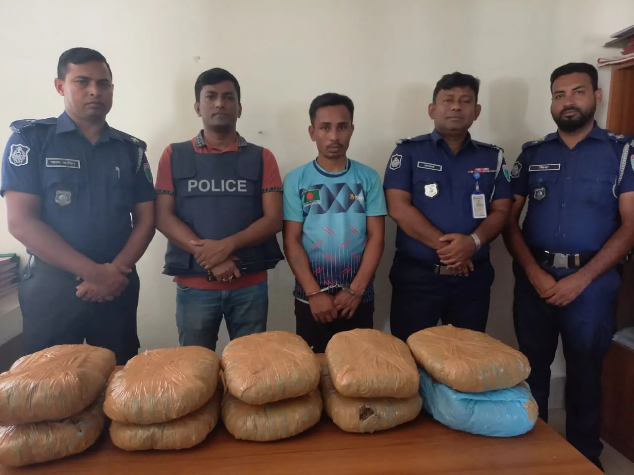 কমলগঞ্জে ১০ কেজি গাঁজাসহ এক মাদক কারবারি আটক