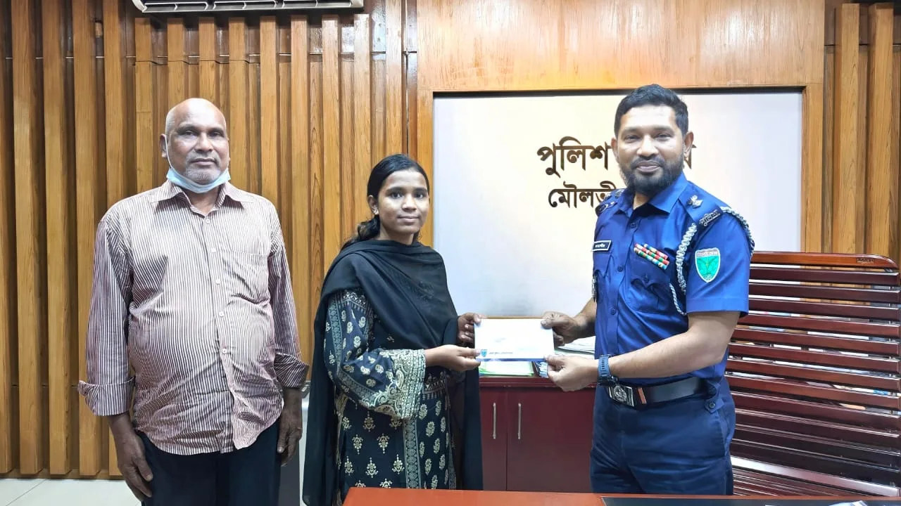 বরমচাল চা-বাগানের মেধাবী ছাত্রী ইতি গৌড়কে জেলা পুলিশের পক্ষ থেকে সংবর্ধনা ও আর্থিক পুরস্কার