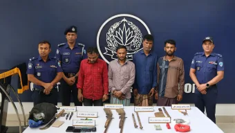 লোহাগাড়ায় দেশীয় আগ্নেয়াস্ত্র, গুলি ও ডাকাতির সরঞ্জামসহ গ্রেফতার ৪