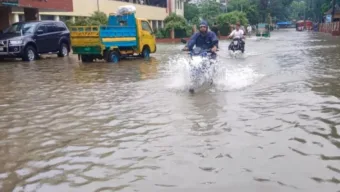 নোয়খালীতে বিস্তীর্ণ এলাকা পানির নিচে, শিক্ষা প্রতিষ্ঠান বন্ধ ঘোষণা