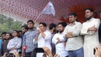 ছাত্রলীগের হামলার পর সমাবেশ মঞ্চে বক্তব্য দেন এনসিপির নেতারা