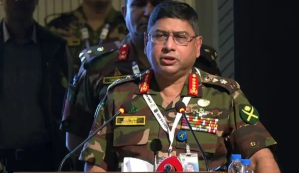 শৃঙ্খলা মেনে চললে দেশই লাভবান হবে’ : জেনারেল ওয়াকার-উজ-জামান