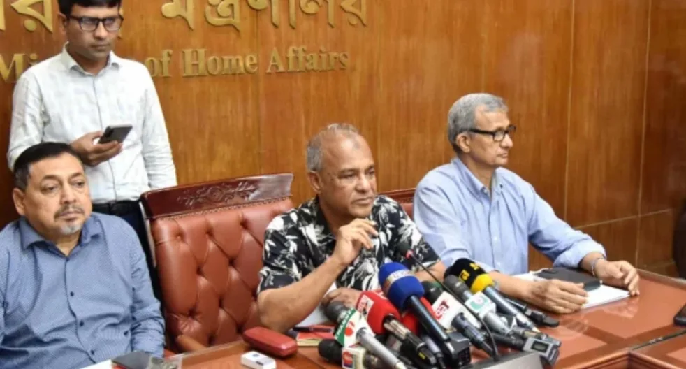 আসন্ন নির্বাচন ঘিরে পুলিশকে প্রশিক্ষণ দেয়া হচ্ছে: স্বরাষ্ট্র উপদেষ্টা