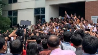 উত্তরায় পুলিশ-শিক্ষার্থীরা মুখোমুখি, ২ ঘণ্টা ধরে অবরুদ্ধ দুই উপদেষ্টা-প্রেস সচিব