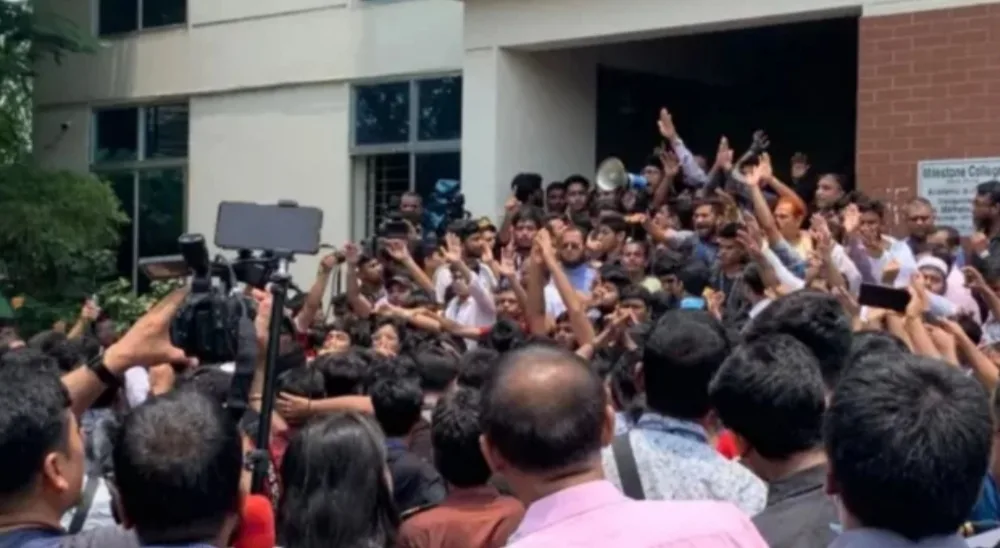 উত্তরায় পুলিশ-শিক্ষার্থীরা মুখোমুখি, ২ ঘণ্টা ধরে অবরুদ্ধ দুই উপদেষ্টা-প্রেস সচিব