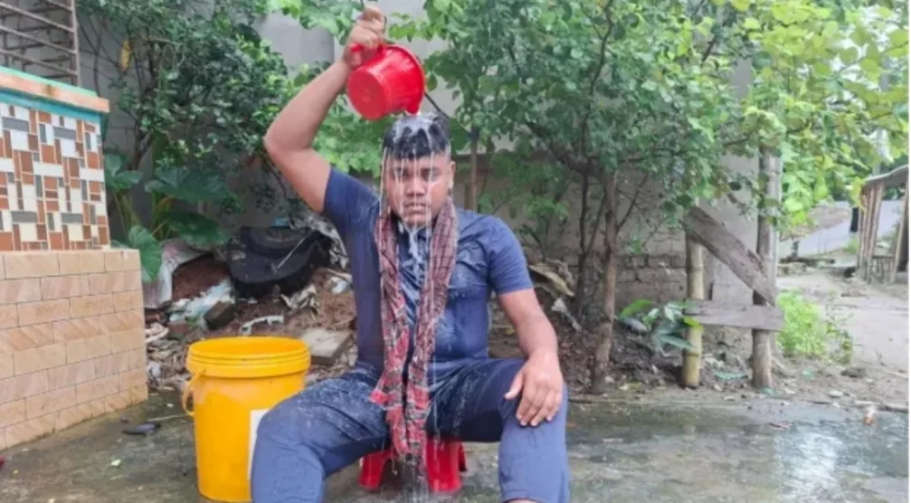দুধ দিয়ে গোসল করে নিষিদ্ধ ছাত্রলীগ নেতার পদত্যাগ