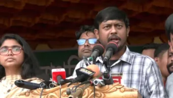 ‘যদি অস্ত্র হ্যান্ডলই করতে না পারেন,১০ ট্রাক অস্ত্র  নিয়ে আসছিলেন কেন’
