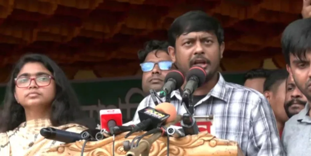 ‘যদি অস্ত্র হ্যান্ডলই করতে না পারেন,১০ ট্রাক অস্ত্র  নিয়ে আসছিলেন কেন’