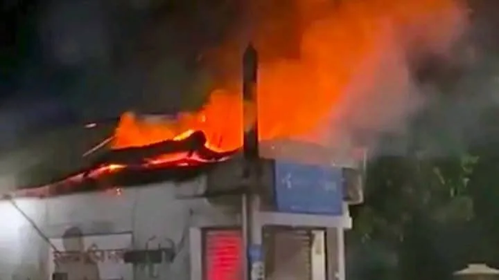 মুহূর্তেই অগ্নিকাণ্ডের লেলিহান শিখায় পুড়ে ছাই