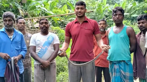 মৃত্যুর হাত থেকে রক্ষা পেলো দুধরাজ সাপ 