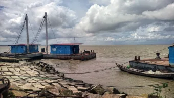 বৈরী আবহাওয়ায় নদী উত্তাল ভোলার ১৬ টি রুটে নৌ চলাচল বন্ধ
