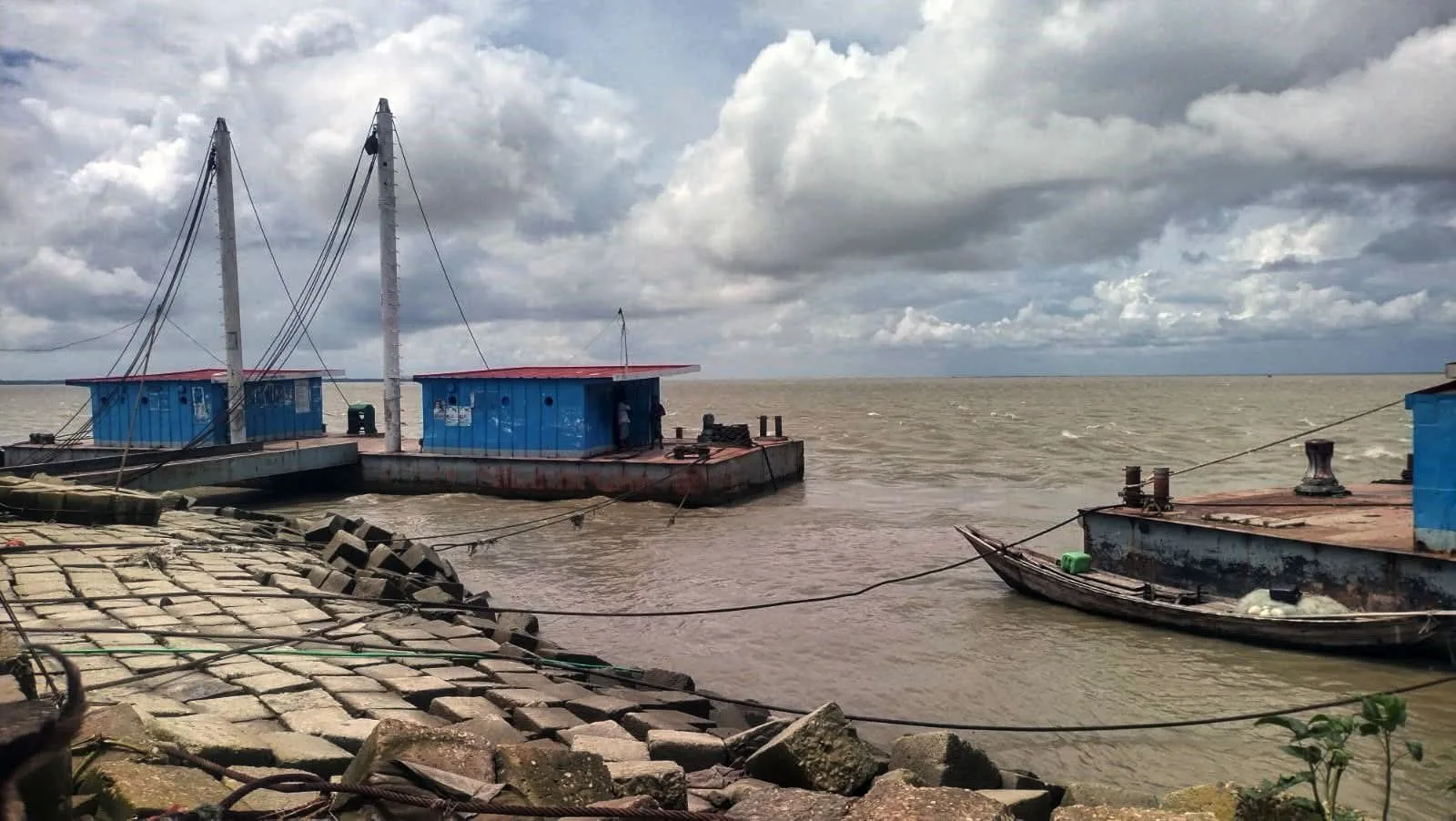 বৈরী আবহাওয়ায় নদী উত্তাল ভোলার ১৬ টি রুটে নৌ চলাচল বন্ধ